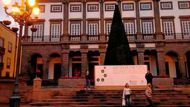 Triana enciende sus luces navideñas