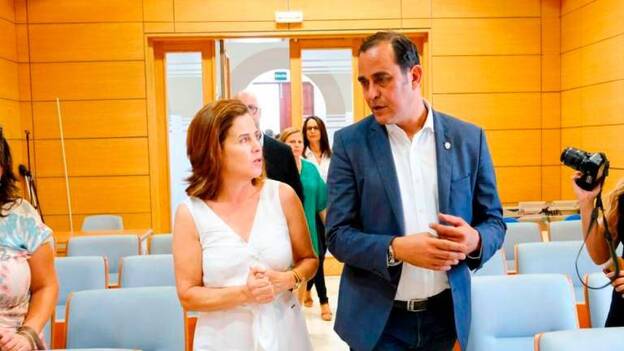 La consejera de Sanidad visita la isla dos días antes de la manifestación