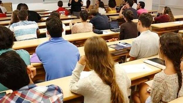 Primer listado de becas para estudios universitarios
