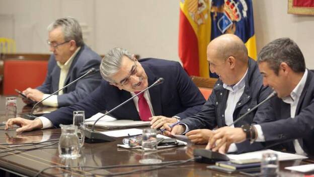 El Gobierno cede y traspasa a los cabildos 52 millones más del Fdcan