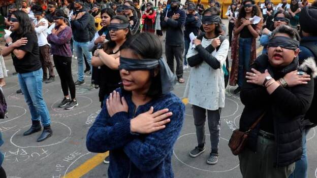 El asesinato de una mujer violada mantiene la tensión social en la India