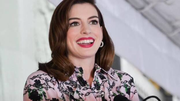 Anne Hathaway da la bienvenida a su bebé