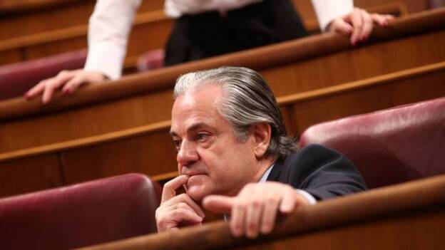 Abascal ahorra y coche nuevo para Pablo Iglesias y Marcos de Quinto