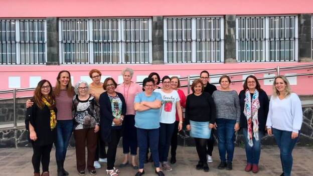 El Cabildo entrega una veintena de carnés de artesanos