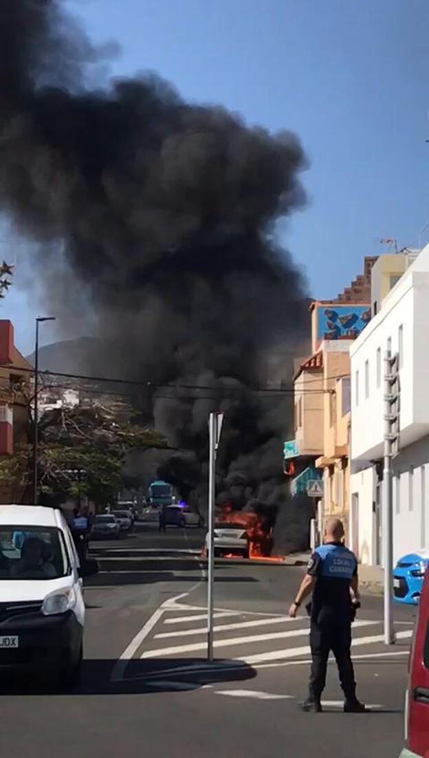 Un coche en llamas en plena calle de Ingenio