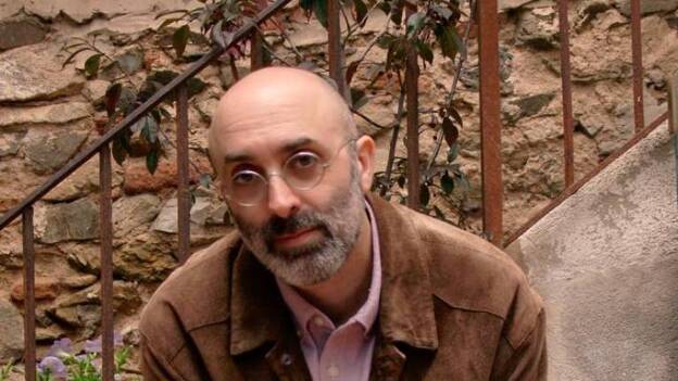 «Como escritor pienso lo menos posible»