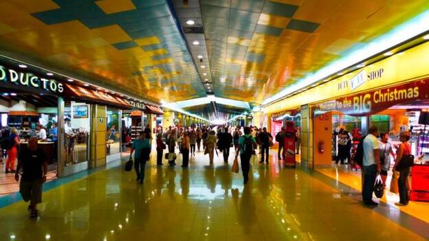 El PSOE acepta estudiar que los vuelos con Canarias tengan precios máximos