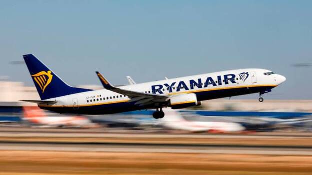 Los trabajadores de Ryanair en Canarias reciben por burofax sus cartas de despido