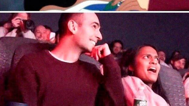 Cambia el final de la película para pedirle matrimonio a su novia