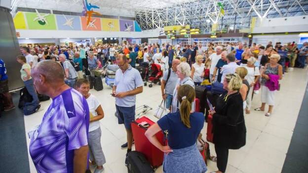 La llegada de pasajeros a los aeropuertos canarios solo bajó un 0,6% en 2019