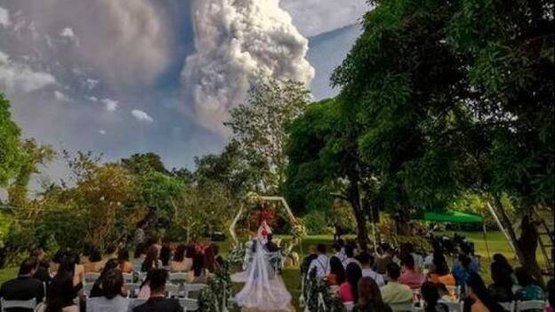 Celebran su boda en mitad de una erupción volcánica