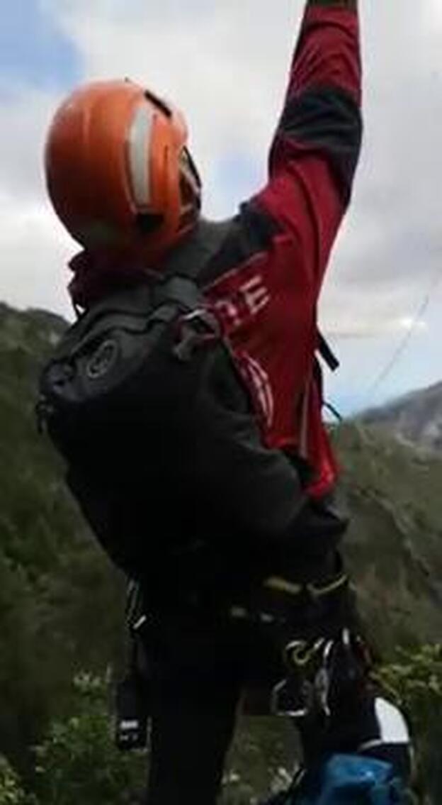 Arriesgado rescate en helicóptero a un senderista