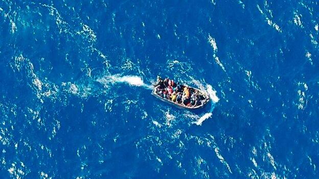 Marruecos rescata a la patera rumbo a Canarias
