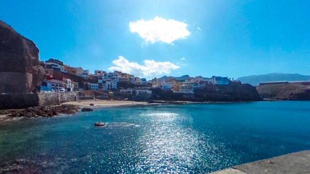 Una policía y un guardia civil evitan un ahogamiento en Sardina de Gáldar