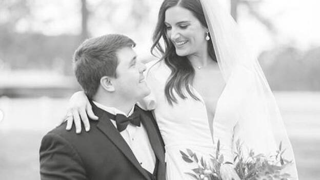 Se levanta de la silla de ruedas para bailar en su boda