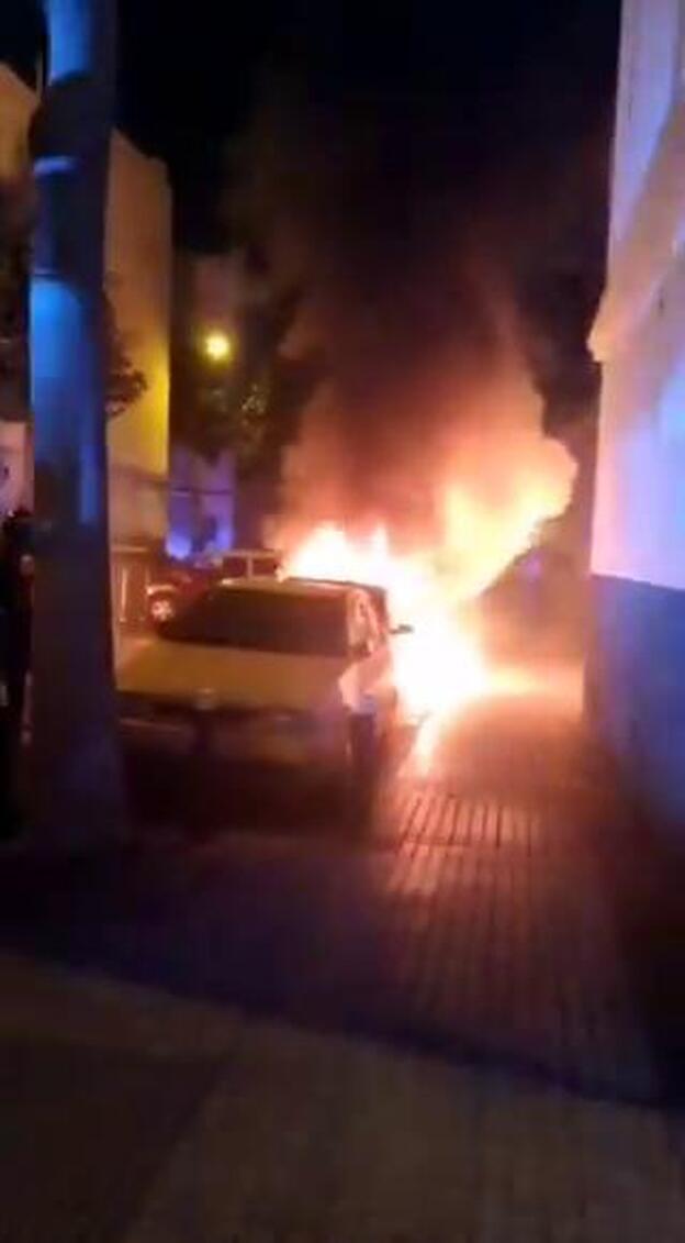 Tres coches afectados por la quema de contenedores