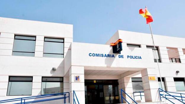 Robó disfrazado con una peluca en una casa