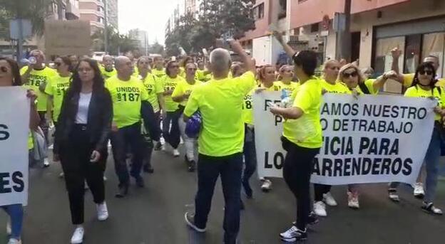 Los 187 barrenderos despedidos exigen su incorporación a Limpieza