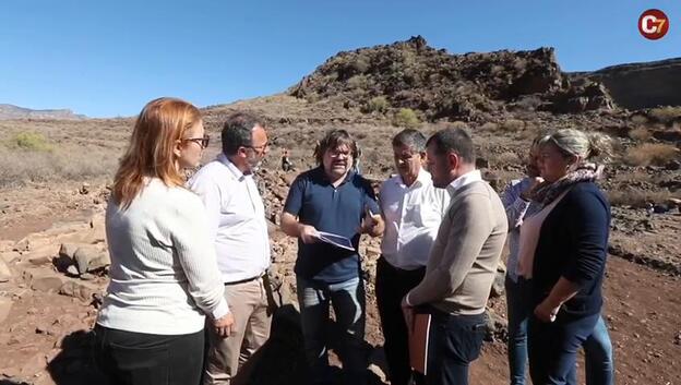 Monumento funerario bajo las piedras
