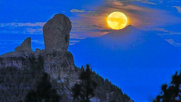 La superluna de marzo se alinea con el Teide