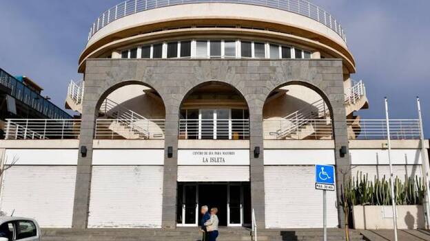 Canarias cierra los clubes de mayores y limita las visitas a los hospitales