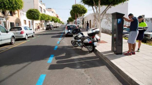 Puerto del Rosario deja de cobrar por aparcar en las zonas azul y verde
