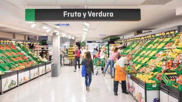 Los supermercados reducen horario y restringen su aforo