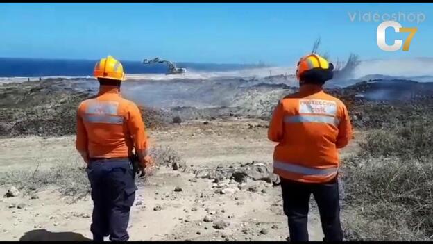 Toneladas de excrementos arden varios días en Agüimes