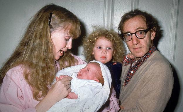 Mia Farrow y Woody Allen con Satchel (Ronan Farrow) de bebé y la pequeña Dylan./