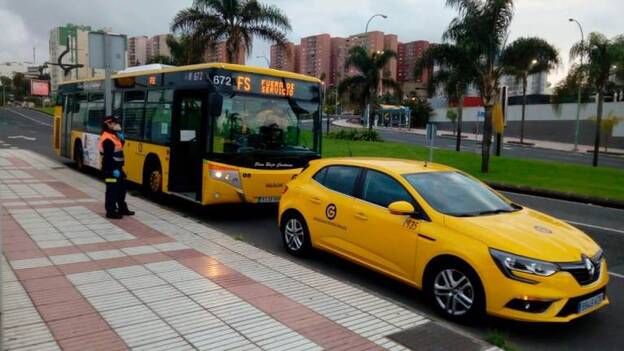 Una guagua hace una ruta por la ciudad para recoger a los sinhogar