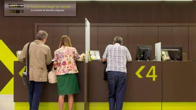 Los bancos mantienen abiertas las oficinas, aunque aconsejan usar Internet para operar