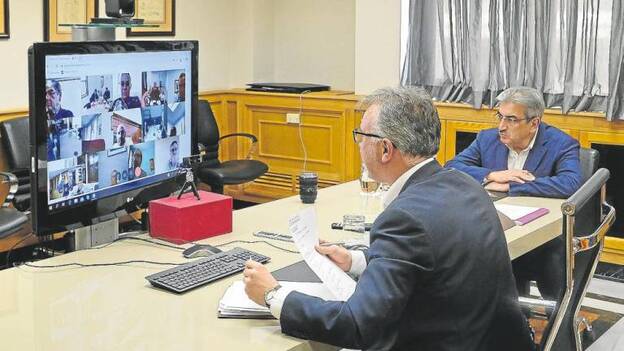 Cabildos y alcaldes exigen poder gestionar su superávit