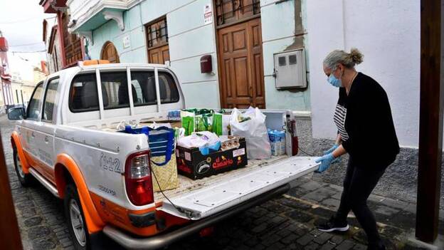 Santa Brígida lleva la comida a casa de los más necesitados