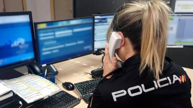 Un niño de 11 años llama a la Policía y defiende a su madre de los golpes de su padre, ya detenido