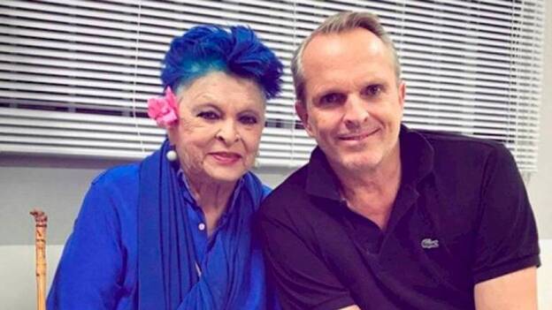 Miguel Bosé homenajea a su madre con mascarillas azules