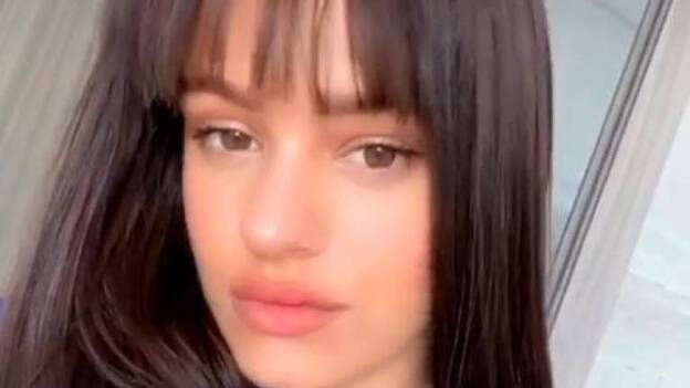 Rosalía se corta el pelo a sí misma