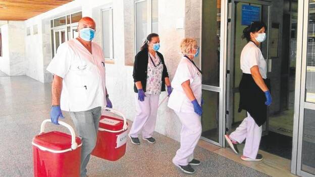 Los sanitarios creen una «temeridad» volver al trabajo sin contar con un test negativo