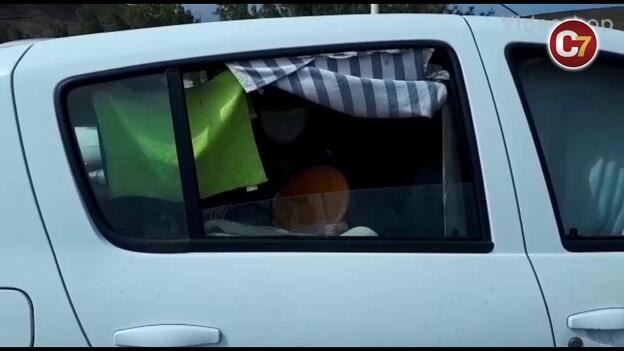 Confinada en la carrocería de su coche