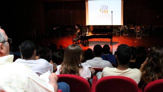 Los alumnos piden al Consistorio que se haga cargo de la EMEM