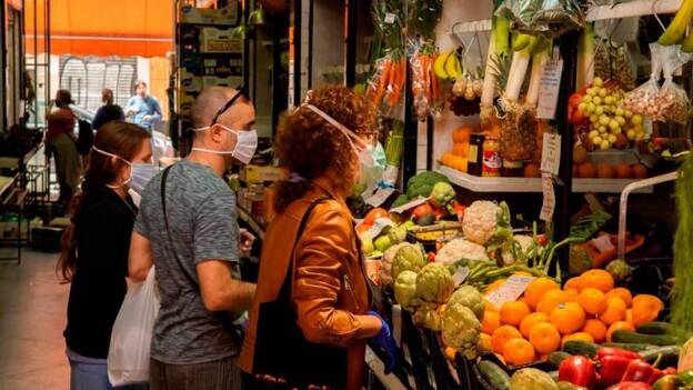 Un 44 % de los hogares españoles se quedó sin mascarillas