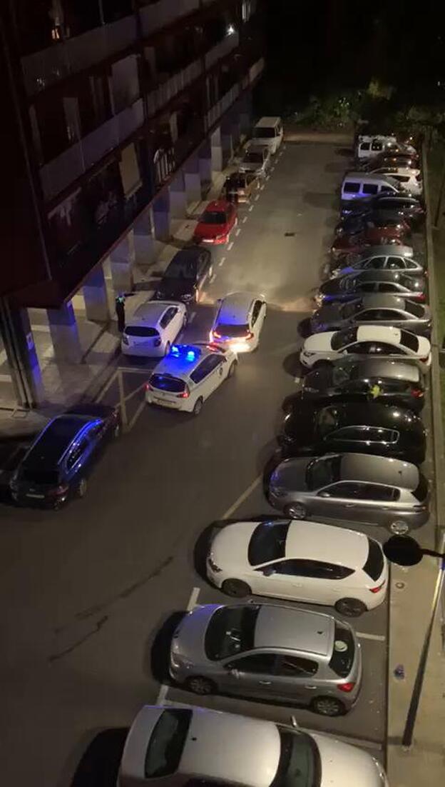 Un hombre embiste a varios coches y se enfrenta a la policía