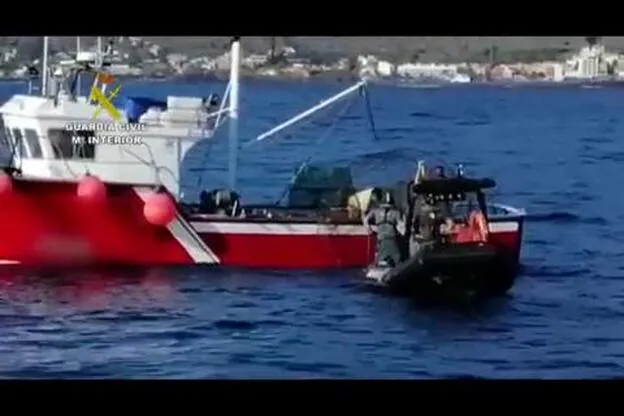 La Guardia Civil sorprende a una embarcación faenando con artes ilegales en La Gomera