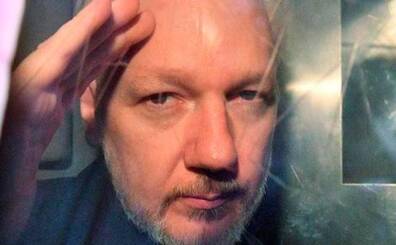 Assange tuvo dos hijos con su abogada