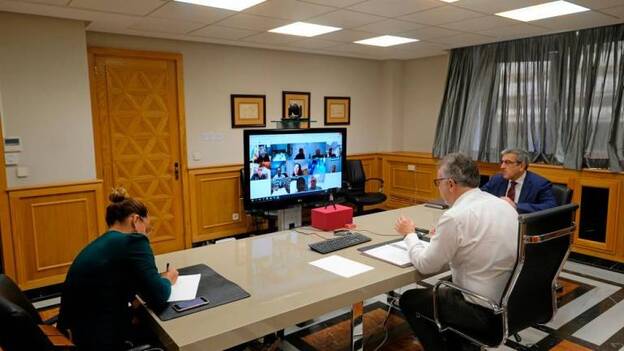 Alcaldes y cabildos intensifican la presión para contar con el superávit