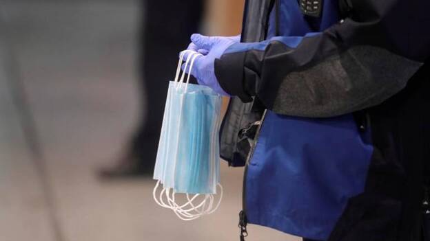 La demanda dispara por cinco el precio de las mascarillas en las farmacias canarias