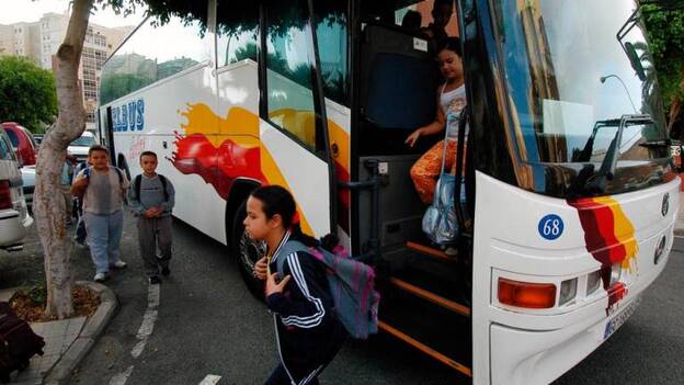 El transporte agoniza sin turistas ni colegios