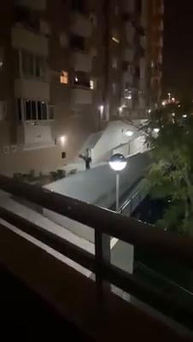 Un enfermero rompe a llorar por el homenaje de sus vecinos