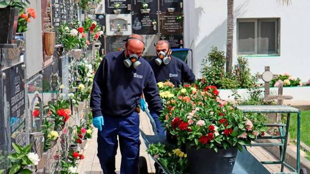 Moya enrama los dos mil nichos de los cementerios municipales