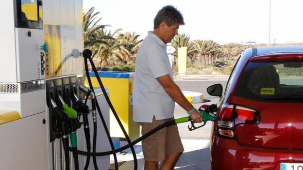 La bajada de la gasolina en Canarias no refleja el desplome del petróleo