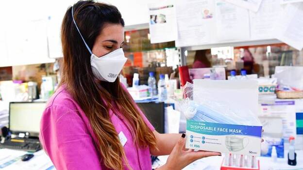 Las mascarillas se racionan en las farmacias: una cada tres días